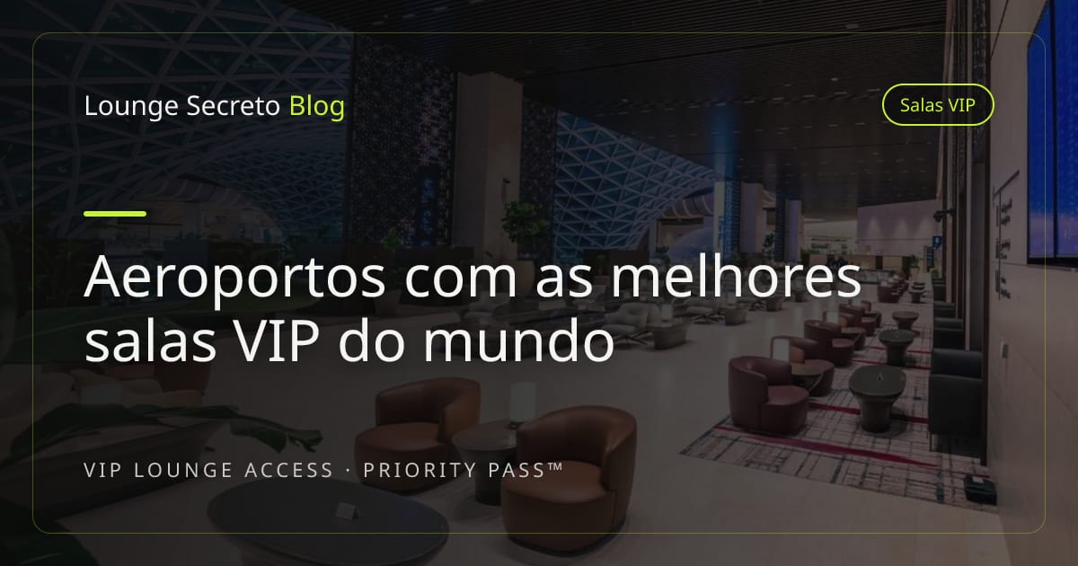 Sala VIP ampla de aeroporto com vista para a pista ao entardecer