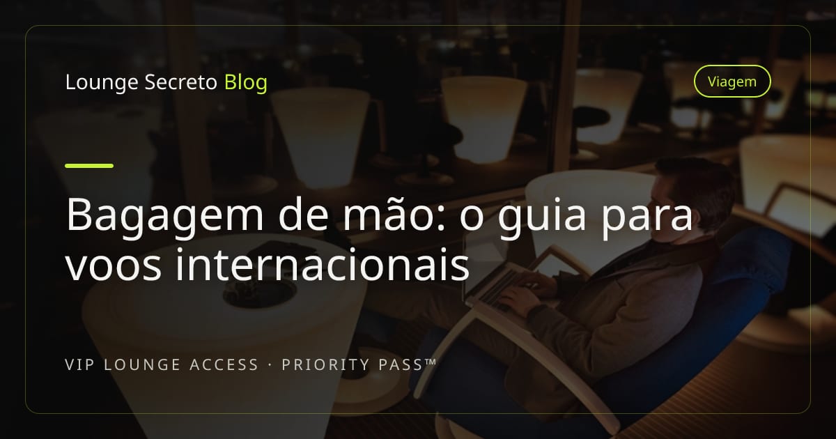 Mala de bordo aberta com roupas organizadas e itens essenciais