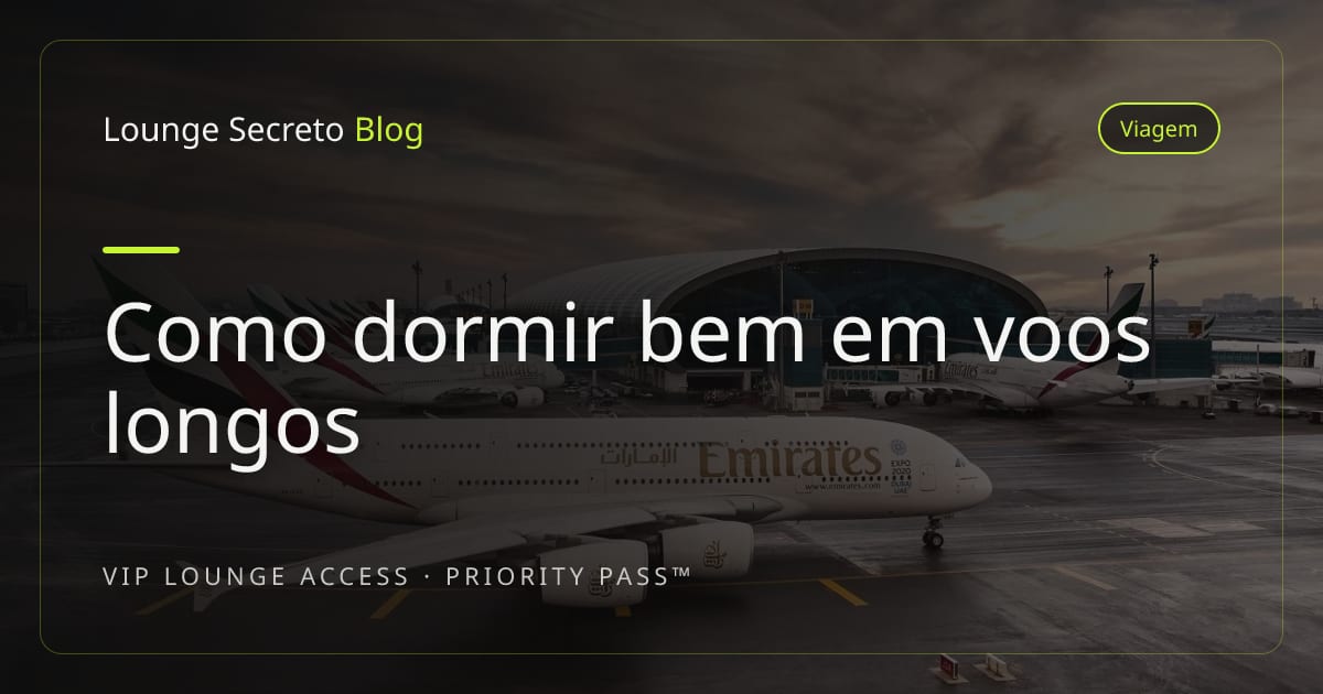 Passageiro descansando com máscara de dormir em assento de avião
