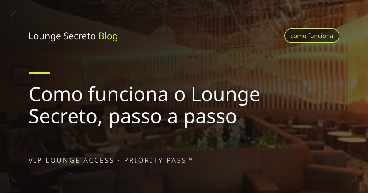 Pessoa consultando o celular em um aeroporto, com placa de acesso a sala VIP ao fundo
