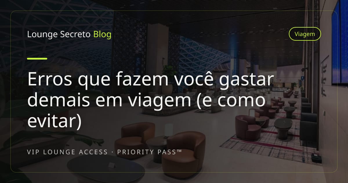 Carteira, passaporte e mala sobre uma mesa antes da viagem