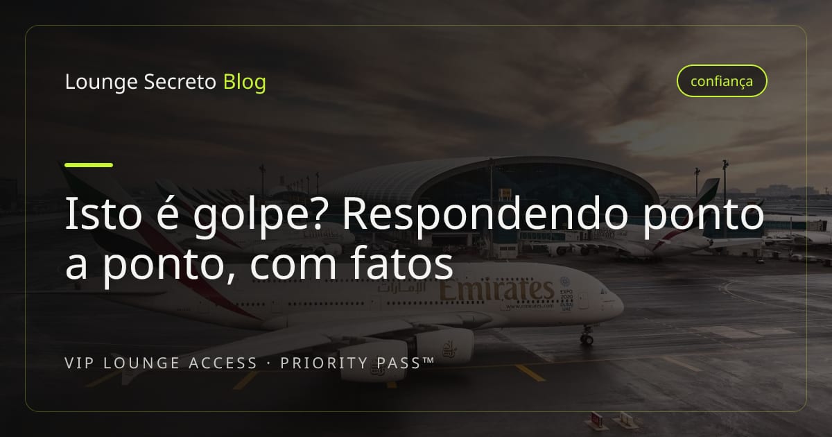 Pessoa sentada em uma sala VIP de aeroporto conferindo o celular, com painel de voos ao fundo